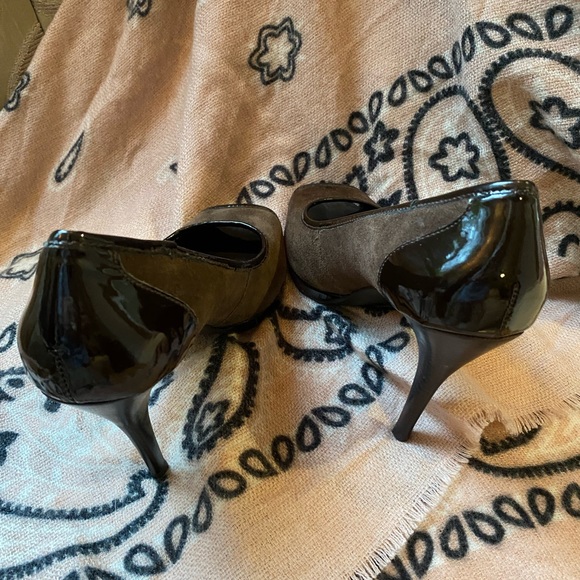 Donald Pliner Pumps  Gorgeous! Like new. Size 8.5 M - Picture 7 of 7